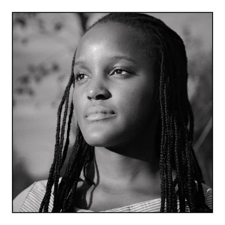 エマ・ワトソンのインスタグラム：「Vanessa Nakate is currently on the cover of Time magazine under the title - The Activist. For a long time she was the sole protester to stand outside the parliament gates of Uganda. She wrote an incredible book called, "A Bigger Picture: My Fight to Bring a New African Voice to the Climate Crisis." She started the Vash Green Schools Project which promotes renewable energy in schools. She makes incredible TikTok videos. She has said she struggled with shyness but has overcome it to start protesting every Friday for the climate.  @vanessanakate1」
