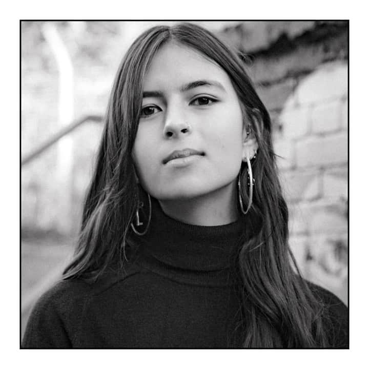 エマ・ワトソンのインスタグラム：「Mya-Rose Craig is an environmentalist campaigning for equal access to nature with her charity Black2Nature, highlighting the need to prioritise the rights of indigenous peoples in the climate justice movement. In her book, "We Have a Dream," she highlights 30 young environmentalists of color from around the planet. She goes by the name Birdgirl online, but because of all the scars she has on her arms from handling Geese - her friends call her “Goosegirl”. At the age of 17 she became the youngest person to see half the world's bird species, and the youngest Briton to receive an honorary doctorate.   @birdgirluk @officialblack2nature」