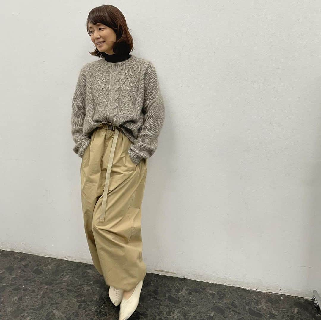 石田ゆり子さんのインスタグラム写真 - (石田ゆり子Instagram)「本日の撮影で、 ヘアメイクのまっちゃん こと 松本直子さんが着ていた、 「自分で編んだセーター」が すごく可愛くて、着てみたい！とお願いして着させてもらいました🧶😆 編み物ってすてき。 わたしはニッターに憧れる。 最近は男性のニッターも増えてきて、素晴らしいことです。 私もやりたいな、編み物。」11月8日 19時53分 - yuriyuri1003