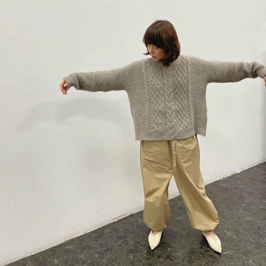 石田ゆり子さんのインスタグラム写真 - (石田ゆり子Instagram)「本日の撮影で、 ヘアメイクのまっちゃん こと 松本直子さんが着ていた、 「自分で編んだセーター」が すごく可愛くて、着てみたい！とお願いして着させてもらいました🧶😆 編み物ってすてき。 わたしはニッターに憧れる。 最近は男性のニッターも増えてきて、素晴らしいことです。 私もやりたいな、編み物。」11月8日 19時53分 - yuriyuri1003