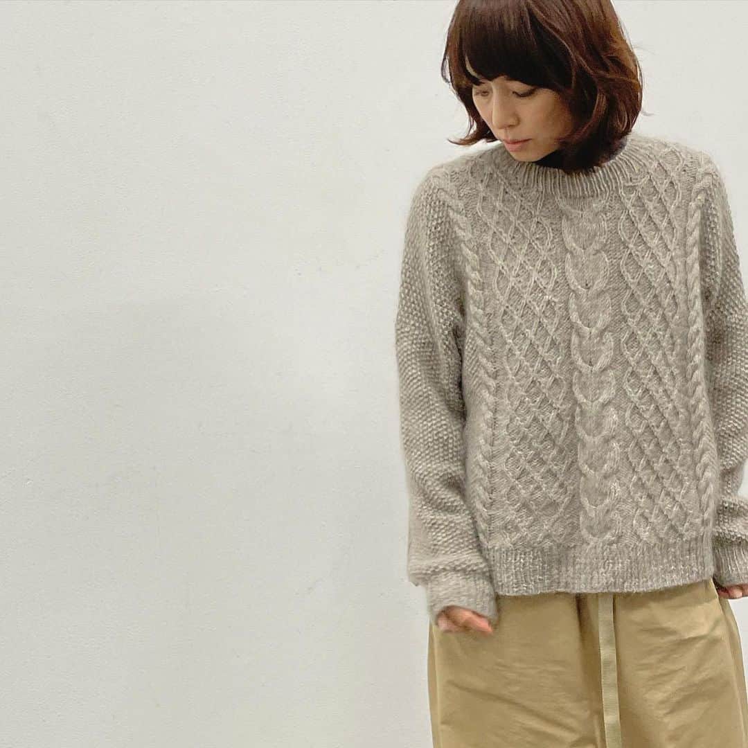 石田ゆり子さんのインスタグラム写真 - (石田ゆり子Instagram)「本日の撮影で、 ヘアメイクのまっちゃん こと 松本直子さんが着ていた、 「自分で編んだセーター」が すごく可愛くて、着てみたい！とお願いして着させてもらいました🧶😆 編み物ってすてき。 わたしはニッターに憧れる。 最近は男性のニッターも増えてきて、素晴らしいことです。 私もやりたいな、編み物。」11月8日 19時53分 - yuriyuri1003