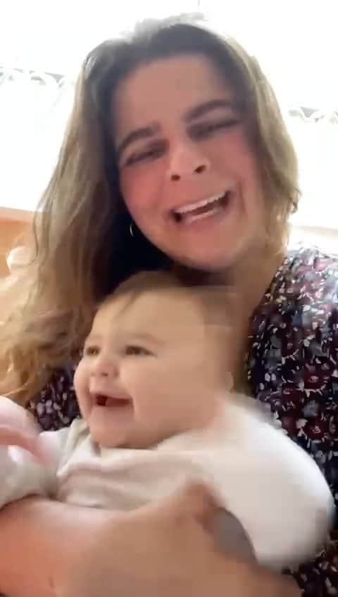 Alice Wegmannのインスタグラム：「preciso começar a semana falando de amor. o fim da semana passada foi difícil demais e eu só gostaria de começar essa semana de outra forma: celebrando a vida. era pra eu ter postado esse vídeo na sexta, seu dia, Gio. mas eu sei que você sabe que a todo momento eu tô aqui te desejando as coisas mais bonitas do universo. quanta coisa aconteceu pra gente do ano passado pra cá, a começar pela chegada da Irene - essa criança doce, simpática, inteligente… e não podia ser diferente, porque você cria ela com tanto amor e dedicação de um jeito que inspira a gente a ser muito mais. você me recebeu na sua família, abriu as portas da sua vida e dividiu comigo os seus maiores amores, me fez sentir parte, me fez sentir acolhida, pertencente e uma peça importante no mundo. você me acalma, me conhece, me ajuda com toda a sua generosidade  e me faz ficar impressionada com o tanto de amor que existe aí. minha amiga mais escorpiana, mais intensa e intuitiva, que a vida seja linda nessas águas profundas, que as correntezas te apontem o melhor caminho pra desaguar sempre na sua própria fonte de amor. te amo até furar o céu, Gio 💛 @giovannamachline」