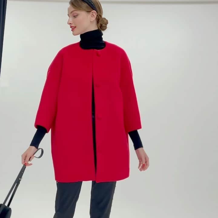 Tsuru by Mariko Oikawaのインスタグラム：「2021 winter collection!  鮮やかなREDが目を惹くコートは、BLACKと合わせて少しモードめなスタイリングもオススメ◎ コートを主役に、その他のアイテムは色をまとめてスタイリッシュに♪  Charles-Louis ¥88,000（tax in）  #tsuru #tsurubymarikooikawa #2021aw」