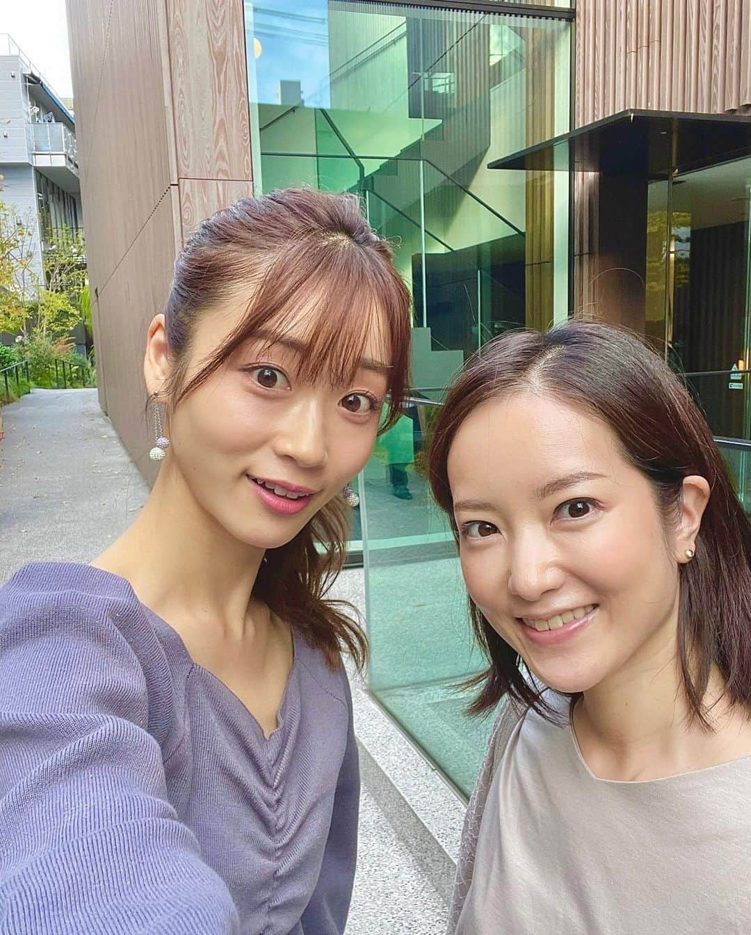 天明麻衣子のインスタグラム：「牧野ちゃんとランチしてきました〜！  実は大学の頃からの友人で😊ESTELではアンバサダーをお願いしているので、来年1月に予定しているオンライントークイベントのことなど相談してきました💕  牧野ちゃんとは一緒に料理教室にも通ったりしてたので、食や美容、今回のノンアルカクテルにも使われているハーブのことなどお話しできたらと思ってます。 Makuakeでトークイベント付きのリターンを是非チェックしてくださいね！ @estel_official_  #makuake #makuakeプロジェクト #今月末まで #ノンアルコール #ノンアルカクテル #ママ向け #牧野結美 #オンラインイベント」