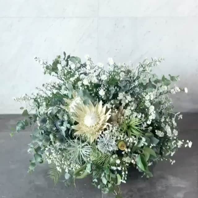 のインスタグラム：「・ “こんなアレンジ見たことがない“ 繊細さと大胆さの融合✨  生花です♡ ⁡ こんなにも素敵なアレンジを デザインしてくれたのは、 フラワーデザイナーの @yuri_wedding_bouquet  ⁡ 大切な仲間が自分の世界をもち、 どんどん活躍していくのが嬉しい♡ ⁡ そして、 一生記憶に残るサプライズプレゼントを 企画してくれたラボのプレミアムメンバー達にも 心から感謝の気持ちでいっぱいです。 感動で涙がポロリ🥲  実はこのアレンジさえも、 ブランディング⁉️の観点から オーダーされたものでした。 さすがすぎました。  @shizuka.furuya  @saho_yoga  @chicca_chino  @akarilippe_ayurveda  @kimiko.suenaga  @kounotorikon  @misako.uchiyama.brain  @moritamariko_dr  @natsumi_lovecoach  @satoeriko_  @terajimail  @miyuki_ishihara_  @ishihara_rumi  ⁡ ビジネスは一人でモンモンするよりも、 仲間と切磋琢磨する方が、 何十倍も楽しいし学びが深まる。 加速って、この積み重ねから生まれる✨  素敵な仲間しかいない！ コミュニティを作れているのは、 全部ブランディングのおかげ♡ ⁡ Coreをブランディングすることの 大切さを広めていきたいナ✨ ⁡ ⁡ ☆☆☆ ⁡ 𝒇𝒐𝒓 𝑩𝒖𝒔𝒊𝒏𝒆𝒔𝒔 ▶︎𝒆𝒃-𝒔𝒄𝒉𝒐𝒐𝒍 ・ブランディング講座 ⁡ 根幹にある想い“𝑾𝒉𝒚" を言語化し、 あなたらしさを”洗練“させた ブランディングをつくりあげていきます。 ⁡ コアなファンに囲まれる 愛がベースのブランディング力を 身につけませんか？ ⁡ ･・・・・・･・・・・・ ブランディング講座は 募集開始前に全期満席(ﾟoﾟ;; ･・・・・・･・・・・・ ⁡ ・次期クラス(残席わずか)  2022.1月スタート 　13期週末午前𝒛𝒐𝒐𝒎クラス ⁡ 先行募集を開始しました！ 日程、詳細をご希望の方𝑫𝑴ください。 ⁡ ⁡ ▶ ︎𝑽𝑰𝑷 𝑩𝒓𝒂𝒏𝒅𝒊𝒏𝒈 𝑷𝒓𝒐𝒅𝒖𝒄𝒆 • 𝑺𝑵𝑺ブランディング  - 洗練されたファッションの海外買い付け •ディスカッションパートナー 　(新講座、事業全般関する相談など) 　 【12月枠まで満席です】 ＊お急ぎの方、ご希望の方𝑫𝑴下さい。 ⁡ ▶︎ 𝑩𝒖𝒔𝒊𝒏𝒆𝒔𝒔のクリエイティブサポート 　- 講座開発 ⁡ ▶︎ 𝑰𝒏𝒕𝒆𝒓𝒊𝒐𝒓 𝒅𝒆𝒔𝒊𝒈𝒏  𝑵𝒀や𝑳𝑨のお洒落なモダン•ラグジュアリー スタイルのインテリアのデザインから 海外買い付けまでサポート ⁡ ⁡ ▶︎ 【招待性】𝑩-𝒍𝒂𝒃  . ブランディング研究室 ⁡ ••••• ⁡ 著書： 夫を最強のパートナーにする方法（大和書房） やめたら幸せになる妻の習慣（𝑾𝒂𝒗𝒆 出版） 愛され妻の習慣（𝑾𝒂𝒗𝒆 出版） ・2021年 9月 文庫本発売 ・2021年12月頃 4冊目発売予定 ⁡ #ブランディング #海外ファッション #海外コーデ #インテリアデザイナー  #海外インテリア#海外インテリアに憧れる #洗練 #センス #フラワーアレンジメント  #ライフスタイル #ニューヨーク #ロス #プロデュース #女性経営者  #海外移住 #自分ブランディング #パーソナルブランディング #ロサンゼルス生活 #ロサンゼルス在住」