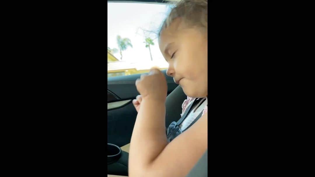 T・J・サインのインスタグラム：「I got to take mouse (my nieces nickname) to the big Mouse’s house with her ma & pa.  Her first time ever, first rollercoaster ever, fast asleep by then end of the night off of adventure, laughter, sugar and joy 😊 🐭 🥳」