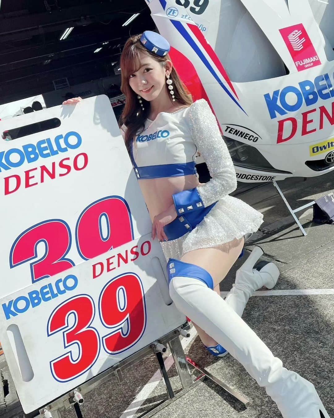 中村比菜のインスタグラム：「⁡ KOBELCOGIRLちゃん❤️🤍💙 ⁡ #supergt #tgrteamsard #茂木サーキット #ツインリンクもてぎ #Japanesegirl #racequeen #コスチューム #레이싱걸 #코스프레 #일본여자」