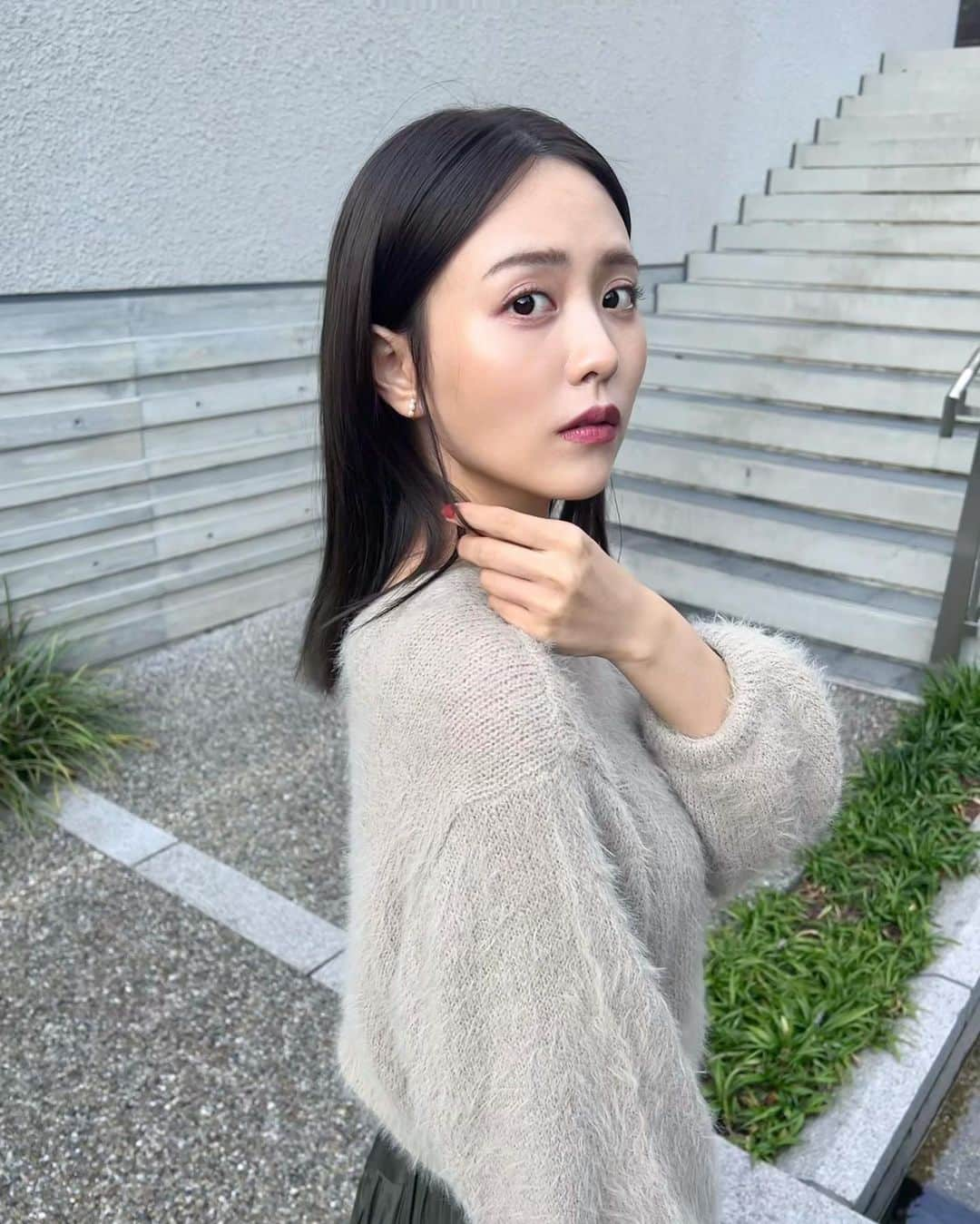 NittaSachikaさんのインスタグラム写真 - (NittaSachikaInstagram)「Knit Cardigan & Skirt Setupのニットをトップスとして着たんやけどやっぱりモハモハ可愛い🐏🐏  リップもネイルもhinceのです🍎」11月8日 22時17分 - chacch1