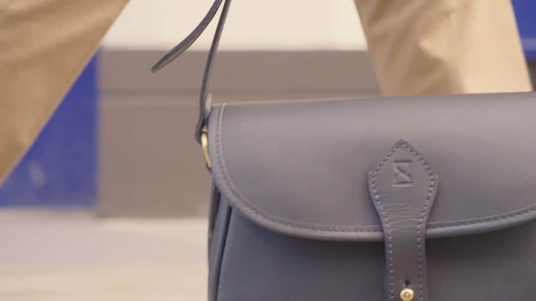 ジョンチャップマンのインスタグラム：「Here Today ... Here Tomorrow Not a phrase you’ll ever hear in the fashion world.  But in the real world we all need the always there for you, steadfast friend whose place in your life doesn’t change with the fashion weather.  Ladies Saddlebag - available in black, tan or navy leather.  Fashioned to last.  Chapman - Handmade in Carlisle since 1984.  #ChapmanMade #handbag #slowfashion #classic」