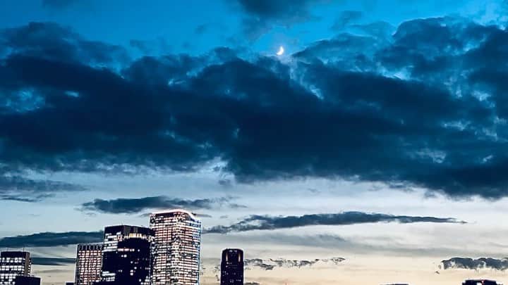 篠原ともえのインスタグラム：「2021年金星食観測🌙雲から目が合う月と金星は、ぴったり寄り添いながら夕暮れを迎えました。 食の瞬間は日中で見ることができませんでしたが、月の輪郭が浮かぶ地球照も観測でき、時間を忘れて夢中で観測... タイムラプスで撮影🎥  #金星食 #月 #金星 #タイムラプス」
