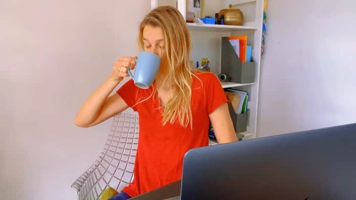 シグリッド・アグレンのインスタグラム：「I swear, even a long to do list and lots of admin doesn’t scare me when I’ve had a good morning Qigong session 😜Happy Monday ! ☀️🌈」
