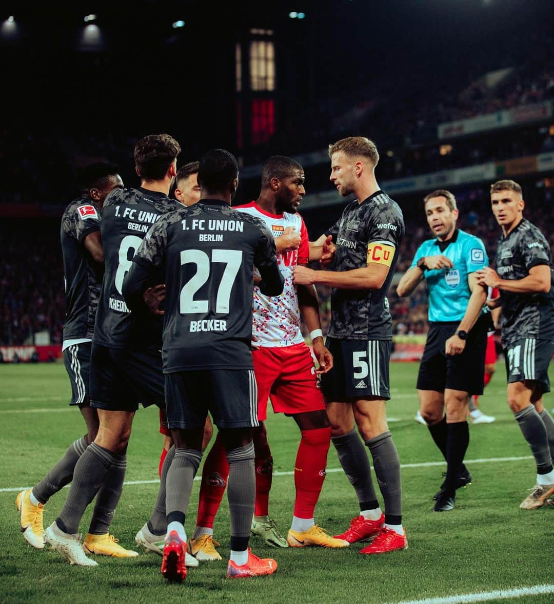 マーヴィン・フリードリヒのインスタグラム：「Einen Punkt bringen wir aus Köln mit.🔴⚪️ #eisern #unionberlin 📷 @lukasmengeler」