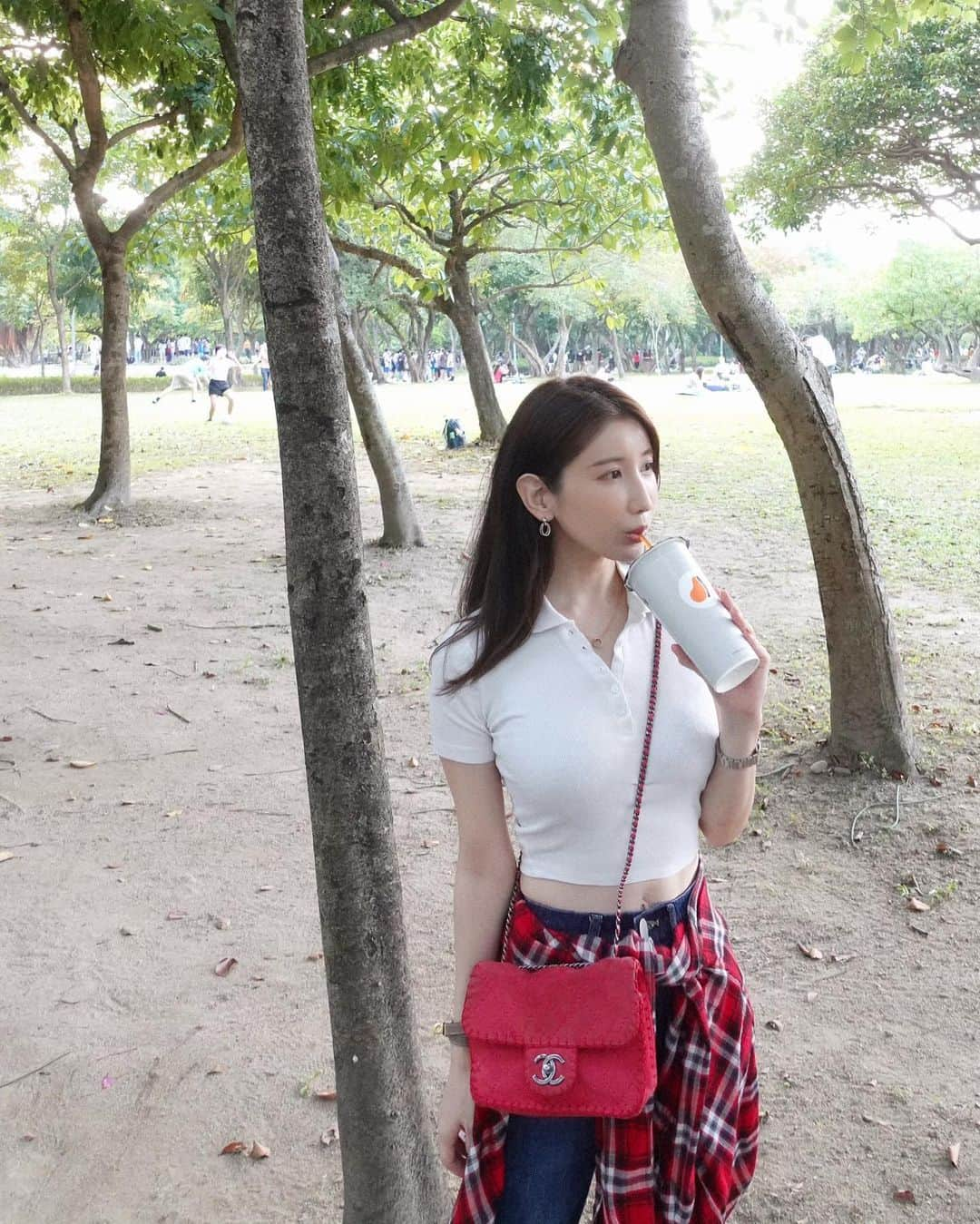 亜里沙さんのインスタグラム写真 - (亜里沙Instagram)「Perfect Autumn picnic day🍁 上個週末去大安森林公園野餐了 天氣真好 開心的假日 今天突然變冷 大家不要會感冒了喔〜！  週末は夏のような気候だったので 今だ！と思って公園にピクニックに行きました👭 気持ちよくて平和な休日でした〜🌳 台湾は紅葉が無くて、昨年も今年も見れてないから 来年は絶対日本で紅葉見たい🍁🥺！  #alisa_in_taiwan #台湾 #台灣 #taiwan  #taipei #台湾生活 #台湾留学 #台湾旅行」11月8日 22時55分 - alisa_0302