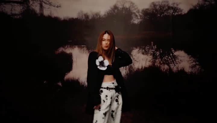 ハンナ・クインリヴァンのインスタグラム：「Bella November ❤️‍🔥」