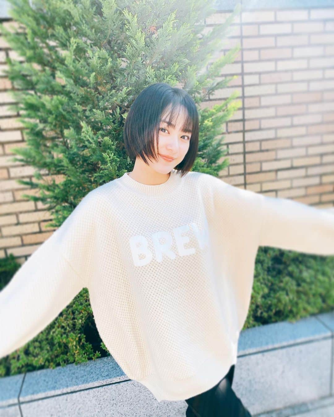 のインスタグラム：「ニットが着れる季節うれしっ⛄️  最近のお気に入り白ニット かわいい🐮🐮🐮  これ着て現場に行ったらまさかの マネージャーKとオソロでびっくりでした…  写真はストーリーに載せておきます☺︎ @therisingsuncoffee」