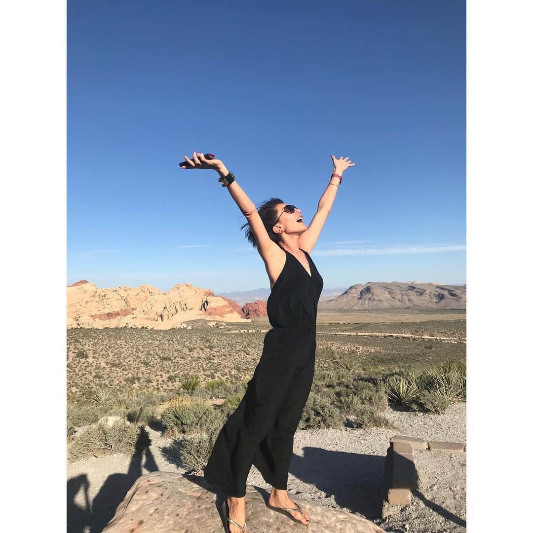 のインスタグラム：「元ネタはこちら💁‍♀️（以前にもアップしてる笑） ・ 友人が、この #地球に生まれて良かった　 ポーズを気に入り #uniqlo  の  UT me #utme  で作ってくれた　 正に、私の為の、サカタTシャツ🤣🤣 ・ ふざけてつくってみたよ〜 って言ってたけど、 いやいや、きっと拘って何度もデザイン修正してくれたんじゃないかな🤣 ・ 自分を着るのは気恥ずかしいけど、とっても嬉しい😆 コレを見た人が笑顔になってくれるのも嬉しい。 ・ このTシャツに恥じないように、 Yoko Sakata は笑っていよう😆😆 ・ #でもどこに着ていくんだ」