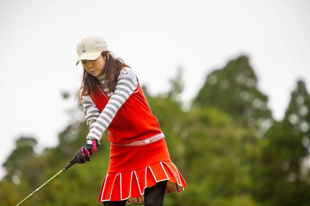 宮崎宣子さんのインスタグラム写真 - (宮崎宣子Instagram)「ゴルフ⛳️🏌️‍♀️ 真剣✨😂 カメラマンの撮り方で、 全然雰囲気違うね🥰  @manacamera55_golf   #golfwear  #archivio」11月8日 23時40分 - miyazaki_nobuko