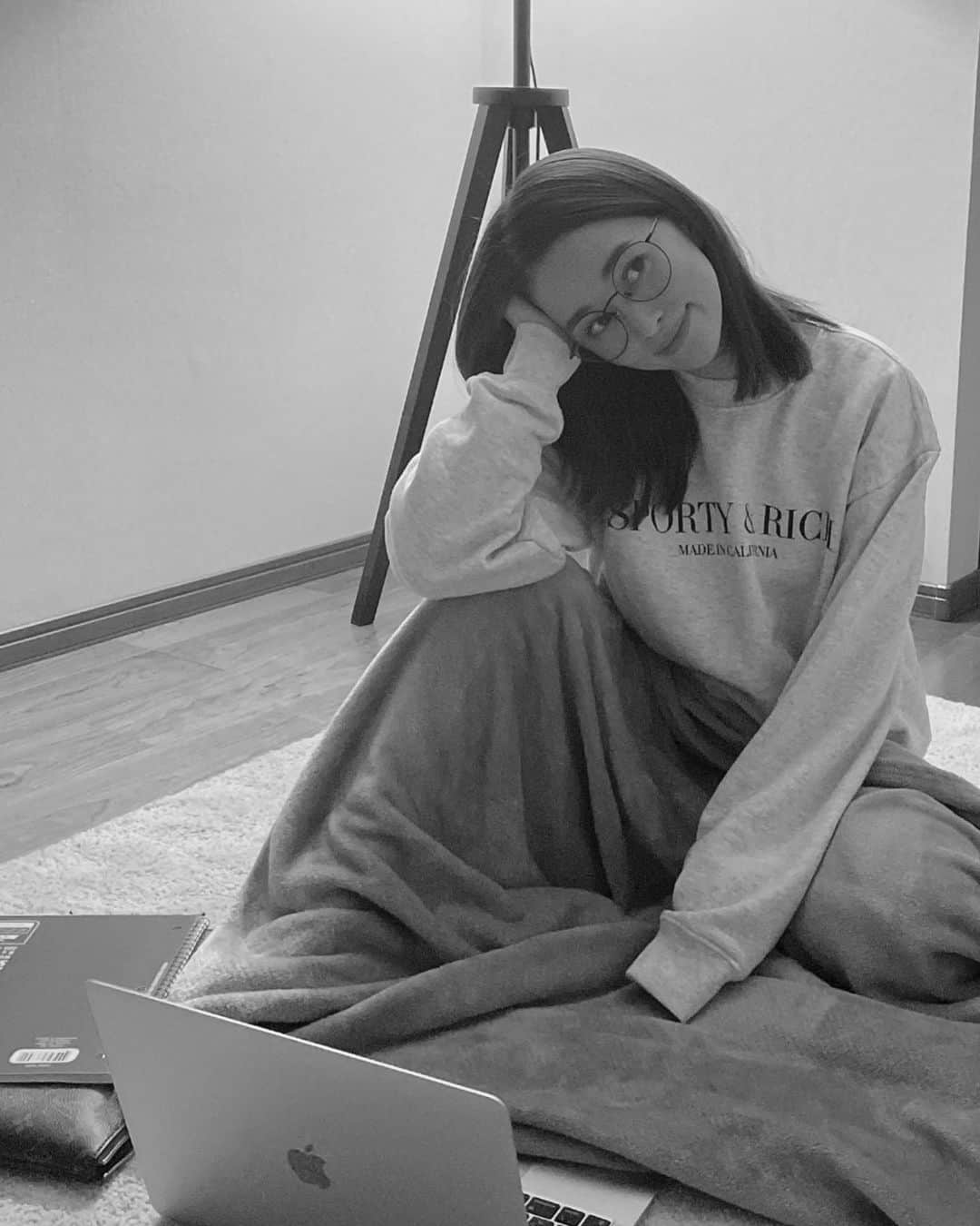 平大路えみのインスタグラム：「PC作業時間がすごく増えたので、ブルーライトカットメガネにしてみた👓  意味あるのかな。」