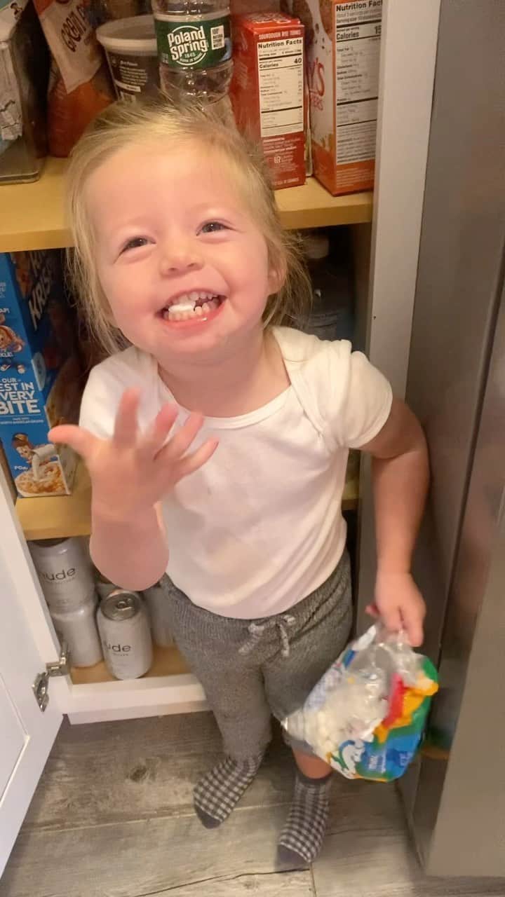 Helena Glazer Hodneのインスタグラム：「Thinking we cannot see her sneaking marshmallows😍 ( and our pantry is in major need of some TLC😵‍💫) #twoyearsoldalready」