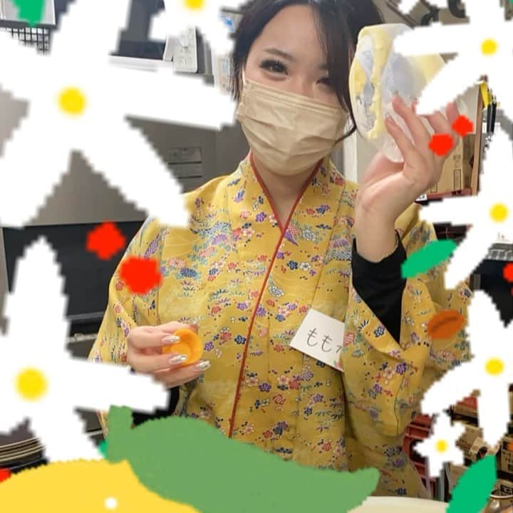 ゆずの小町京橋店のインスタグラム：「🍡本日もお疲れ様です🔆↓ #スタバ の#ジンジャーブレッドラテ はもう飲みましたか？🥲めーっちゃ美味しそうですよね、うちは新作ってワクワクするからすぐ乗りたくなるミーハータイプです(^^)  今日は#たこ焼き #ポテト など創作ゆず料理には欠かせないゆずマヨ を仕込みました〜！ 店内で手作りですよ〜⭐️ ゆずの小町の調味料はゆずの味がする一味違ったものが多いです！ 他には柚子胡椒マヨ、ゆず七味マヨなど…😁 ちなみに普通のマヨネーズもご用意してます✌️ 『ゆずの小町きたけど、ゆず苦手やねん』 めちゃくちゃ#あるある です！爆笑 ちなみにスタッフの中でもお気に入りマヨネーズがあって、モモカとモモコとカヨコのお気に入りは、にんにくマヨです！！笑 言ってくださったらお出しできます😍 ホンマにおすすめです💫(ゆずマヨちゃうくてごめんなさい笑)  明日はお席空きアリ🔆 食べ飲み放題は埋まりつつあるのでお電話☎️にてお問い合わせください💋  #海鮮 #鮮魚 #ゆず #お肉  #肉 #魚 さかな #創作和食 #個室居酒屋 #食テロ #飯テロ #美味しい #京橋ディナー #居酒屋 #居酒屋巡り #居酒屋グルメ #居酒屋好き #居酒屋好きな人と繋がりたい #飲み放題 #osaka #大阪 #京橋 #京橋グルメ #京橋居酒屋 #京橋飲み #ゆずの小町」