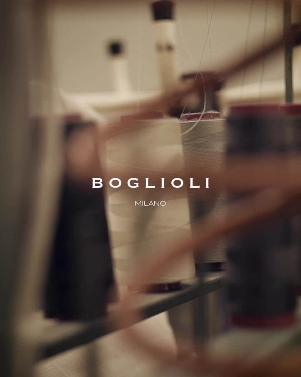 ボリオリのインスタグラム：「The Boglioli tailors impart their expertise to all the steps that bring a suit or a jacket to life.⁣ ⁣ Link in bio⁣ ⁣ #Boglioli#casasartoriale #italy #collection #quality #details #madeinitaly #style #handmade #fashion」