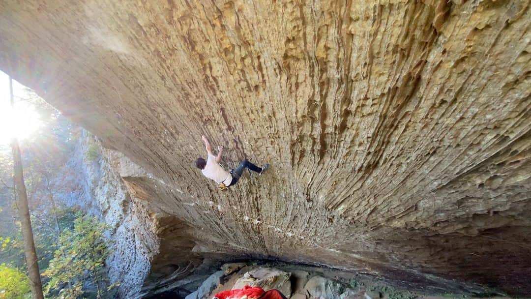ダニエル・ウッズのインスタグラム：「“Zoolander” (9a/14d) 2nd asc?  Went to the red river gorge for a quick 3 day trip. Managed to send this route put up by @alexandermegos. It’s a pretty savage 18 move power endurance line. The holds are small and aggressive. Felt like doing an intro 8B/v13 straight into a 7C+/v10 with no rest. Great robotic style tension climbing… my fav 😁.」