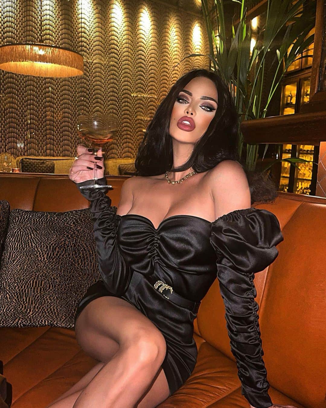 Nita Kuzminaのインスタグラム：「Я знаю, как Вам не хватает моего фотоотчета в большем количестве.. но здесь, на отдыхе,  я устраиваю себе lockdown от социальных сетей и телефона в общем. Ловлю ощущения и живые эмоции! Это очень кайфово на самом деле! Попробуйте сами побольше уделять времени реальной жизни, не доказывая никому ничего!  Обратите весь фокус на себя! 💋💋」