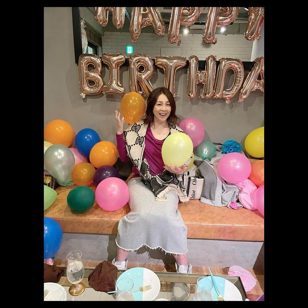 井上貴子さんのインスタグラム写真 - (井上貴子Instagram)「7日誕生日当日 神取さんから ALEでパーティーするんだけど みんな都合悪くて遠藤と3人だけなんだ  って言われて（笑）  それはALEの人に悪いから やめたらどーですか？  とか言ったら 戸惑っていたから  きっと 精一杯のウソをついたんでしょうね （笑）  サプライズヘタクソか！！！！  行くと いつものメンバーが集まってくれて とっても安心したさーーー💙  もうひとりサプライズだよーって  出てきたのが 「イーグル沢井さん」  コレは予想外ーーー 嬉しかった💕  フリーの時LLPWの巡業行くと いつもトッコ（イーグル）と同室で  冬なのにクーラー入れたときは さすがに怒って消したけど（笑）  たのしかったなぁーー  ALEのスタッフの皆様 神取さんのパーティーに続けて アタシのパーティーも ありがとうございました😊  大満足な1日でした  9日は「華大さんと千鳥くん」に チラッと出演します  ぜひーー  Happyで^ ^  プロフィール画面に記載のURLより 通販サイト「神取屋」に飛べます^ ^  コロナ禍に携わる全てのお仕事の皆様 心から感謝しています 引き続き油断せずお気をつけてお過ごし下さいませ  #井上貴子  #LLPWX #女子プロレス #トイプードル #cacatocacat #イイオンナの日 #神取忍 #イーグル沢井 #ALE #誕生日 #華大さんと千鳥くん #LLPWX通販サイト神取屋 #感謝 #STOPCOVID19」11月9日 1時29分 - takaco_inoue