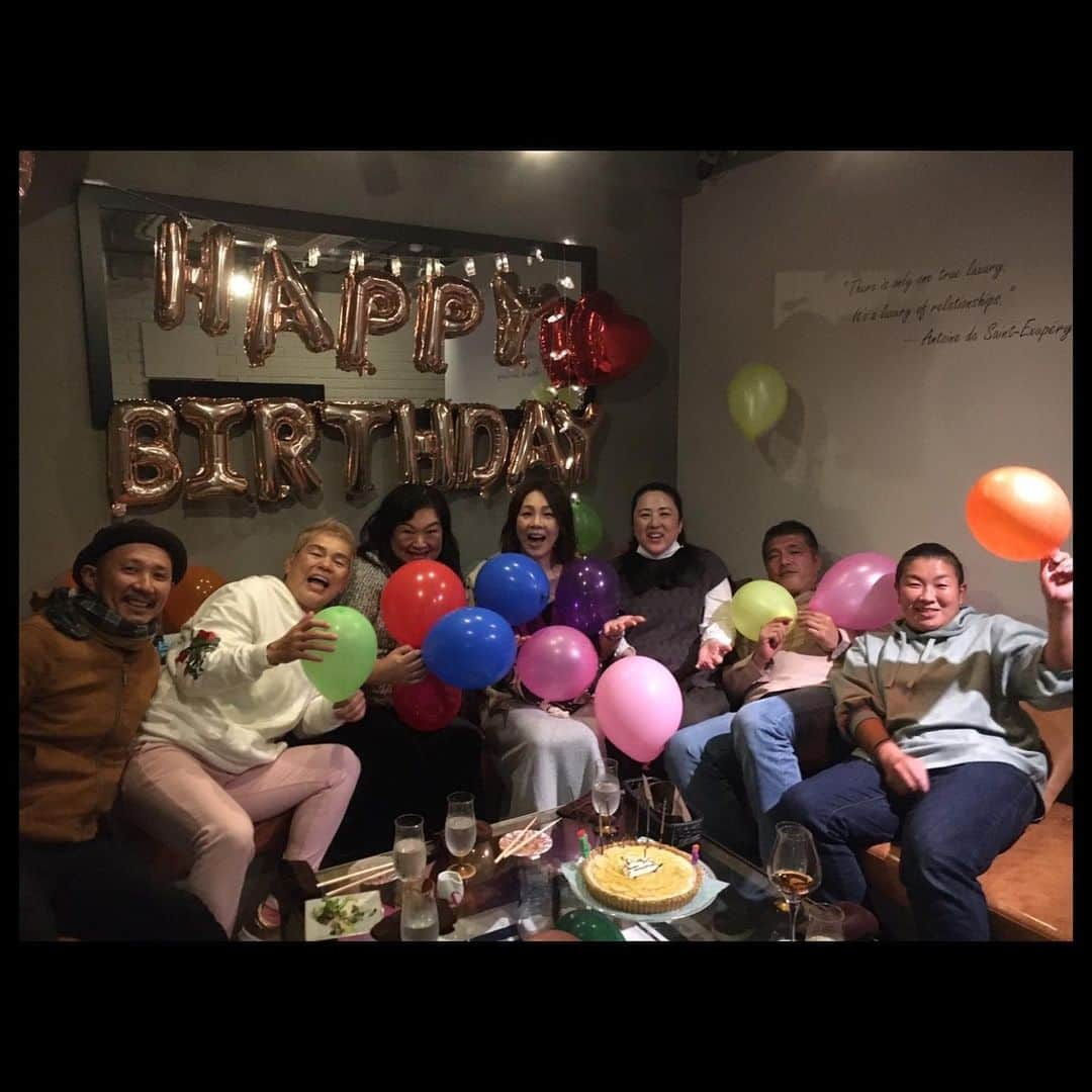 井上貴子さんのインスタグラム写真 - (井上貴子Instagram)「7日誕生日当日 神取さんから ALEでパーティーするんだけど みんな都合悪くて遠藤と3人だけなんだ  って言われて（笑）  それはALEの人に悪いから やめたらどーですか？  とか言ったら 戸惑っていたから  きっと 精一杯のウソをついたんでしょうね （笑）  サプライズヘタクソか！！！！  行くと いつものメンバーが集まってくれて とっても安心したさーーー💙  もうひとりサプライズだよーって  出てきたのが 「イーグル沢井さん」  コレは予想外ーーー 嬉しかった💕  フリーの時LLPWの巡業行くと いつもトッコ（イーグル）と同室で  冬なのにクーラー入れたときは さすがに怒って消したけど（笑）  たのしかったなぁーー  ALEのスタッフの皆様 神取さんのパーティーに続けて アタシのパーティーも ありがとうございました😊  大満足な1日でした  9日は「華大さんと千鳥くん」に チラッと出演します  ぜひーー  Happyで^ ^  プロフィール画面に記載のURLより 通販サイト「神取屋」に飛べます^ ^  コロナ禍に携わる全てのお仕事の皆様 心から感謝しています 引き続き油断せずお気をつけてお過ごし下さいませ  #井上貴子  #LLPWX #女子プロレス #トイプードル #cacatocacat #イイオンナの日 #神取忍 #イーグル沢井 #ALE #誕生日 #華大さんと千鳥くん #LLPWX通販サイト神取屋 #感謝 #STOPCOVID19」11月9日 1時29分 - takaco_inoue