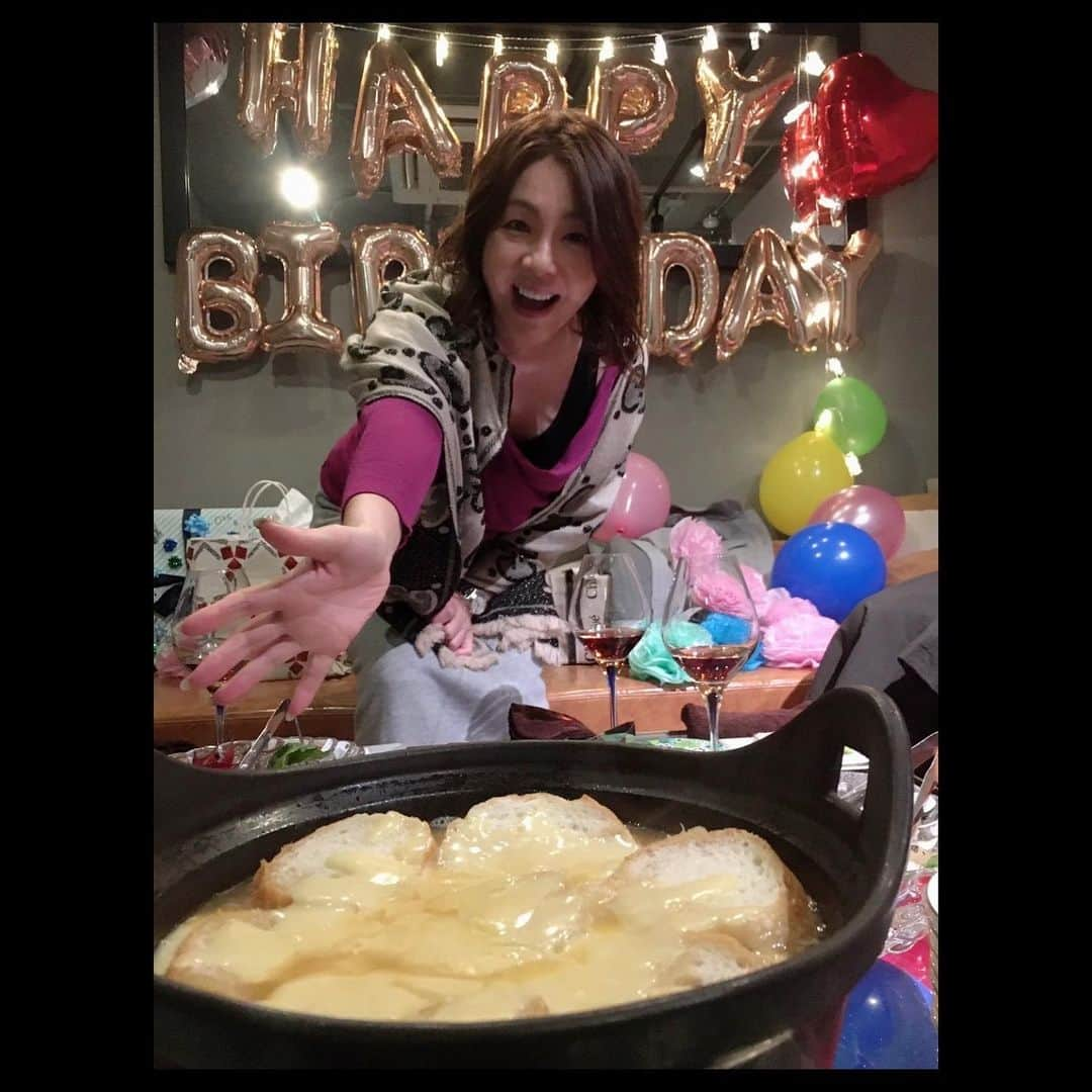 井上貴子さんのインスタグラム写真 - (井上貴子Instagram)「7日誕生日当日 神取さんから ALEでパーティーするんだけど みんな都合悪くて遠藤と3人だけなんだ  って言われて（笑）  それはALEの人に悪いから やめたらどーですか？  とか言ったら 戸惑っていたから  きっと 精一杯のウソをついたんでしょうね （笑）  サプライズヘタクソか！！！！  行くと いつものメンバーが集まってくれて とっても安心したさーーー💙  もうひとりサプライズだよーって  出てきたのが 「イーグル沢井さん」  コレは予想外ーーー 嬉しかった💕  フリーの時LLPWの巡業行くと いつもトッコ（イーグル）と同室で  冬なのにクーラー入れたときは さすがに怒って消したけど（笑）  たのしかったなぁーー  ALEのスタッフの皆様 神取さんのパーティーに続けて アタシのパーティーも ありがとうございました😊  大満足な1日でした  9日は「華大さんと千鳥くん」に チラッと出演します  ぜひーー  Happyで^ ^  プロフィール画面に記載のURLより 通販サイト「神取屋」に飛べます^ ^  コロナ禍に携わる全てのお仕事の皆様 心から感謝しています 引き続き油断せずお気をつけてお過ごし下さいませ  #井上貴子  #LLPWX #女子プロレス #トイプードル #cacatocacat #イイオンナの日 #神取忍 #イーグル沢井 #ALE #誕生日 #華大さんと千鳥くん #LLPWX通販サイト神取屋 #感謝 #STOPCOVID19」11月9日 1時29分 - takaco_inoue