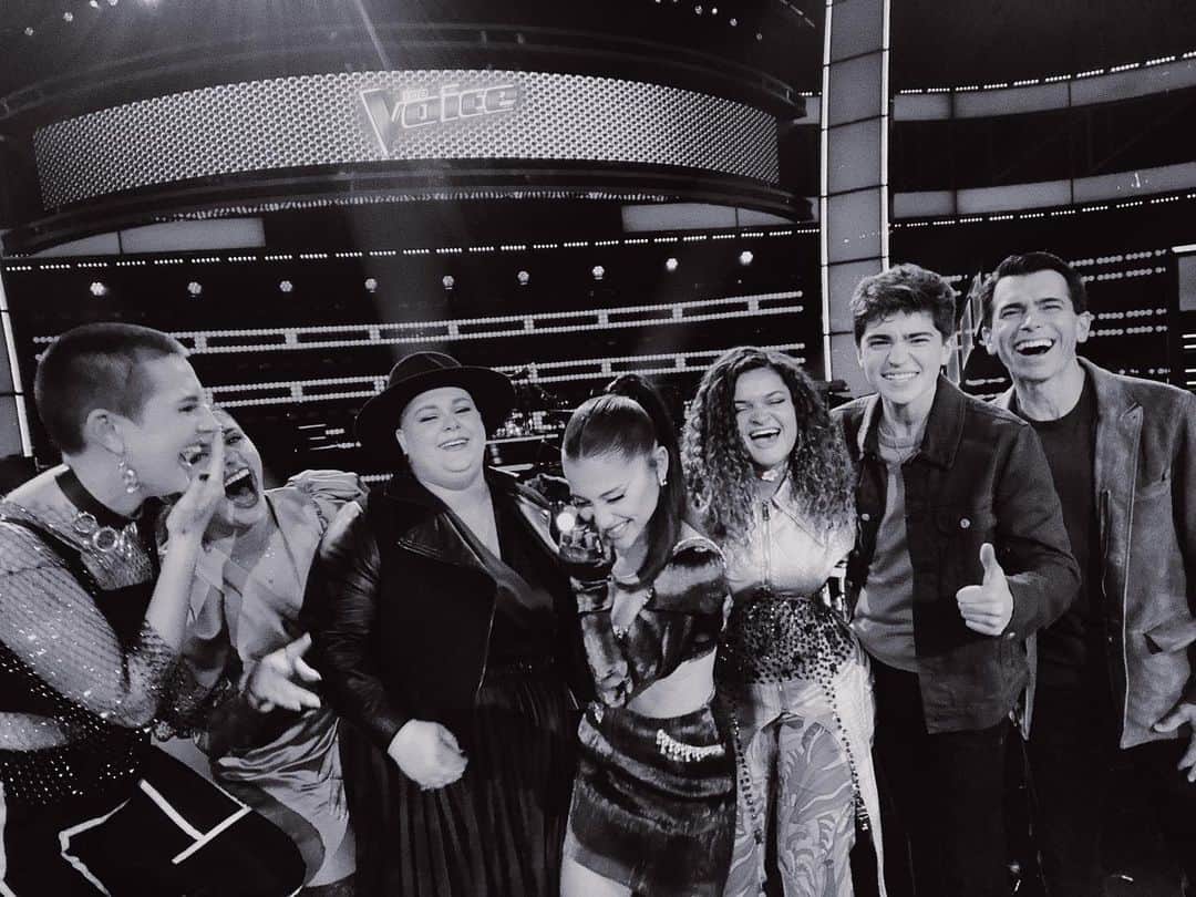 アリアナ・グランデのインスタグラム：「tonight @nbcthevoice !!!! as we head into the live shows tonight, please make sure you’ve downloaded the @nbcthevoice app or are ready to go to nbc.com/voicevote to vote for #TeamAriana ! see you soon 🧚🏼‍♂️」