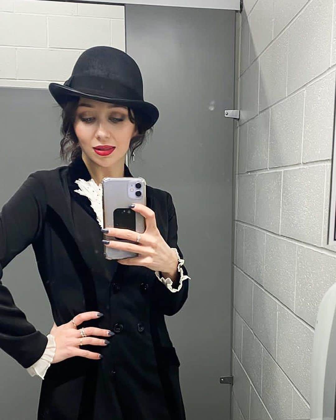 エリザベータ・トゥクタミシェワのインスタグラム：「Отдельная большая любовь к костюмам на показательные ❤️ Не можешь выбрать между чёрным и красным - бери оба 😄  Покажу вам немного закулисья с примерок」