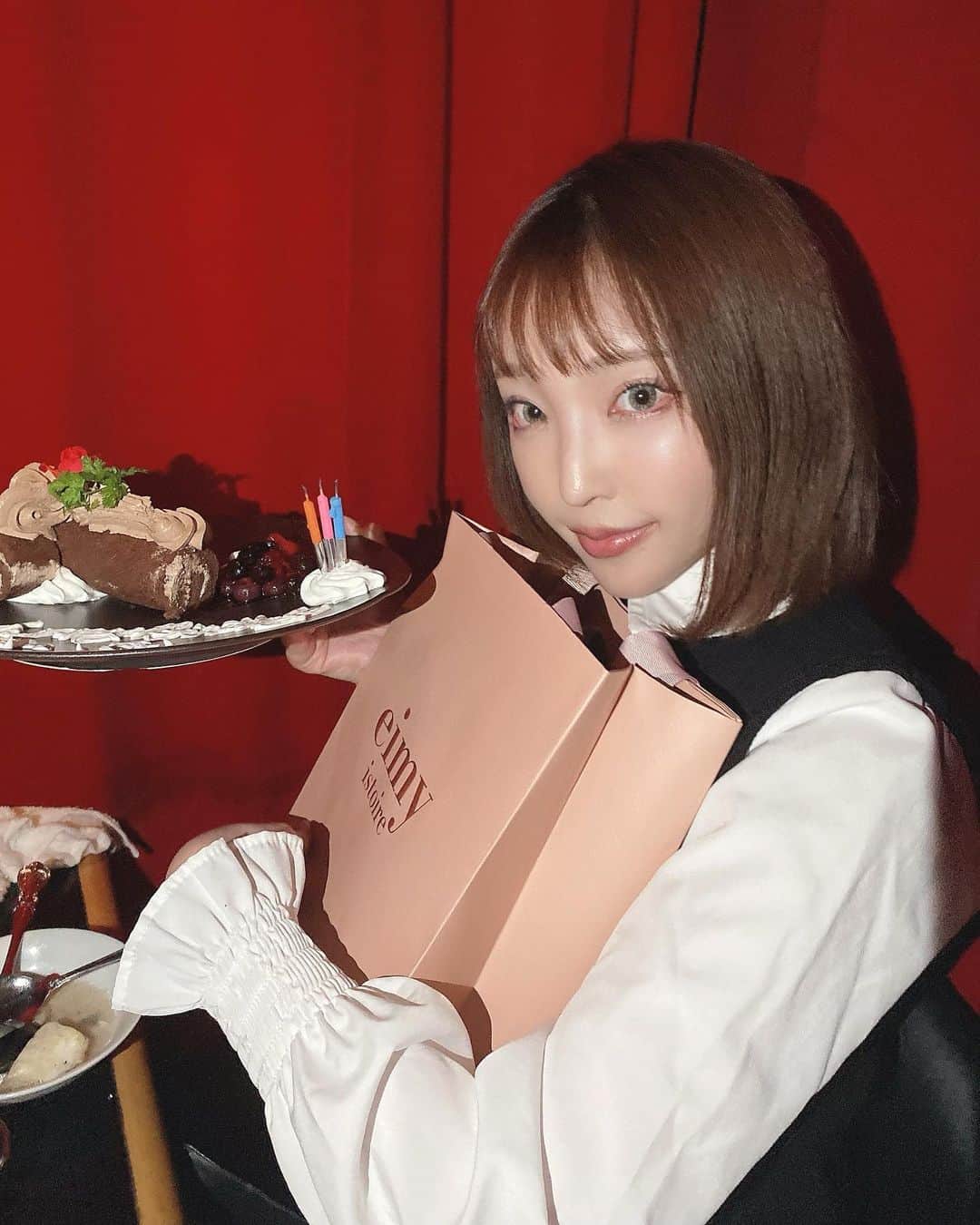のインスタグラム：「ゆかっぴぃがお誕生日のお祝いしてくれた🎂❤️ ・ ・ eimyのお洋服プレゼントしてくれたからたくさん着る♡♡ ほんとにほんとにありがとう✨ ・ ・ ゆかっぴぃに出会えてとっても幸せです♡」