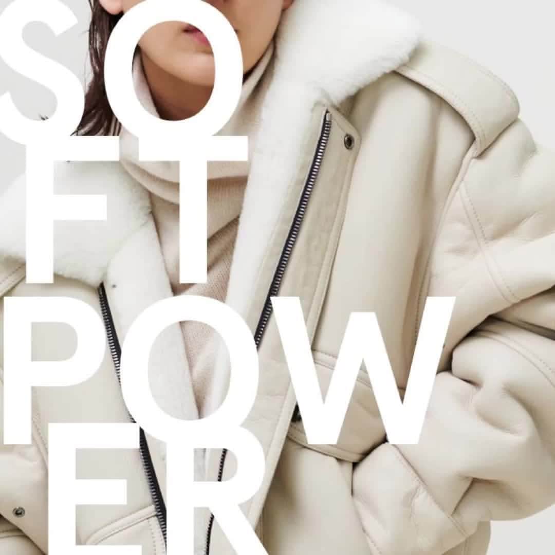 バルバラ ビュイのインスタグラム：「NEW MONTH, NEW EMOTION !⁣⁣⁣⁣ FALL/WINTER 2021 EPISODE 5 "SOFT POWER" OUT IN TWO DAYS.⁣⁣⁣⁣ ⁣ #fw21 #softpower #knitwear #parisiandesign #barbarabui⁣ ⁣⁣⁣」