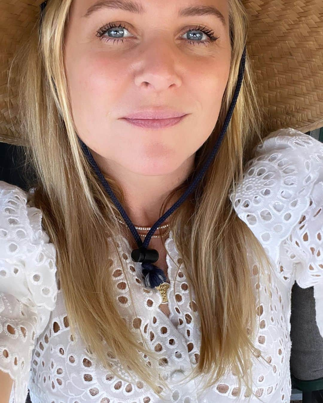 ジェシカ・キャプショーさんのインスタグラム写真 - (ジェシカ・キャプショーInstagram)「A lil’ sunshine this weekend ☀️ but always under a 👒, hahaha. And always wearing my @macreneactives  by @drmacrene tinted moisturizer…looks like you’re wearing nothing but makes everything look better, brighter and smoother. ♥️ Also, @damarisbaileyshop this shirt made the 95 degree weather easy peasy. 😘」11月9日 4時33分 - jessicacapshaw