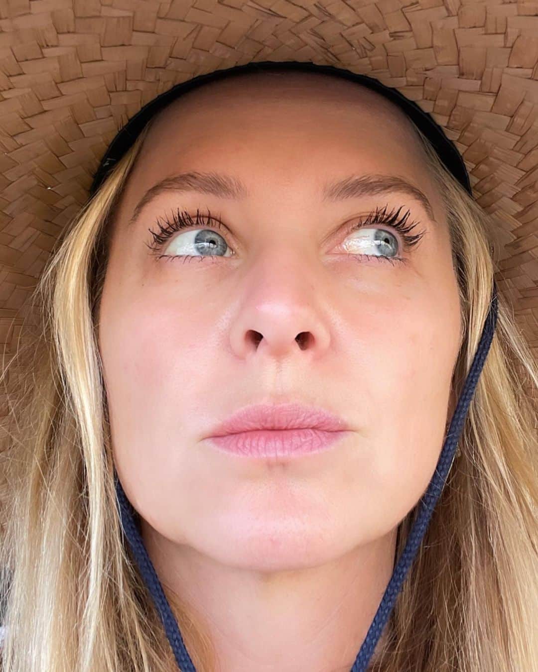 ジェシカ・キャプショーのインスタグラム：「A lil’ sunshine this weekend ☀️ but always under a 👒, hahaha. And always wearing my @macreneactives  by @drmacrene tinted moisturizer…looks like you’re wearing nothing but makes everything look better, brighter and smoother. ♥️ Also, @damarisbaileyshop this shirt made the 95 degree weather easy peasy. 😘」