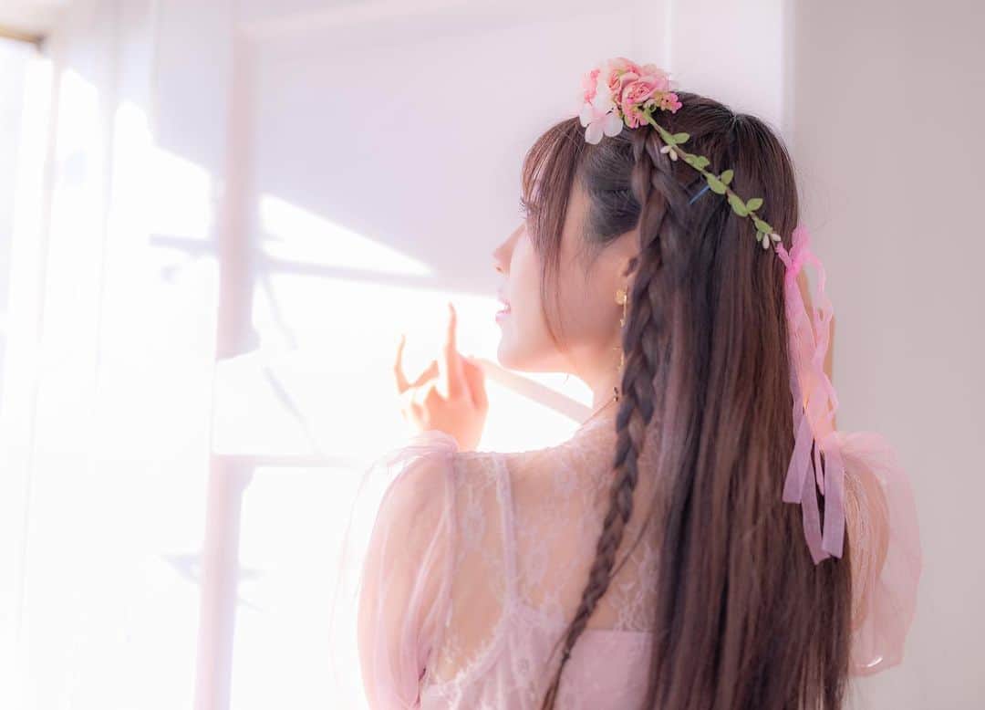 霧島聖子さんのインスタグラム写真 - (霧島聖子Instagram)「自然光の綺麗な写真が大好きです💐  -エヴァ撮3部-  #撮影会 #エヴァ撮 #ポートレート #pink #ドレス #花冠　#studio #自然光 #編み込み」11月9日 16時16分 - seiko_kirishima