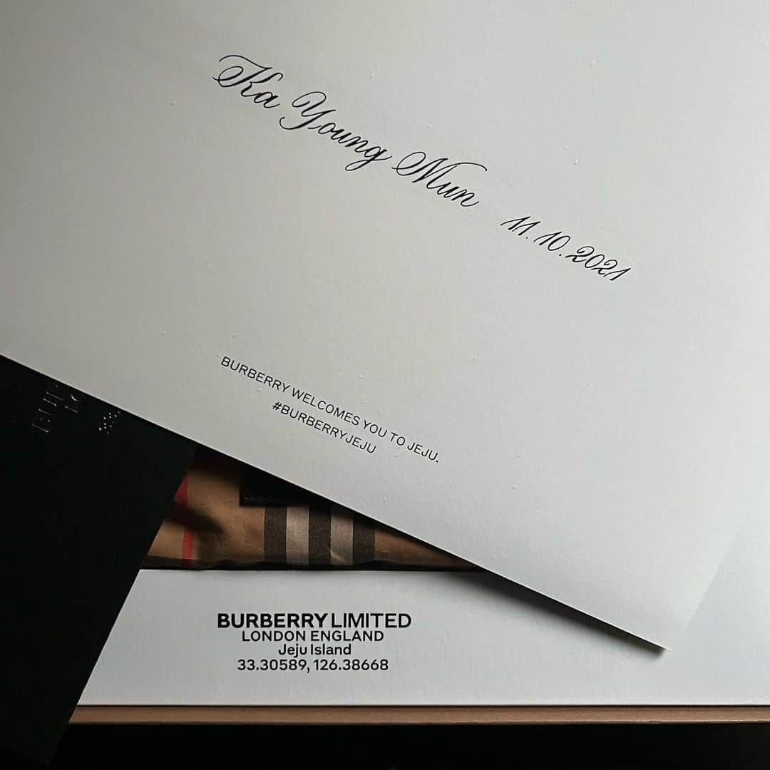ムン・ガヨンさんのインスタグラム写真 - (ムン・ガヨンInstagram)「✈️ #BurberryJeju #BurberryOuterwear #Burberry」11月9日 15時16分 - m_kayoung