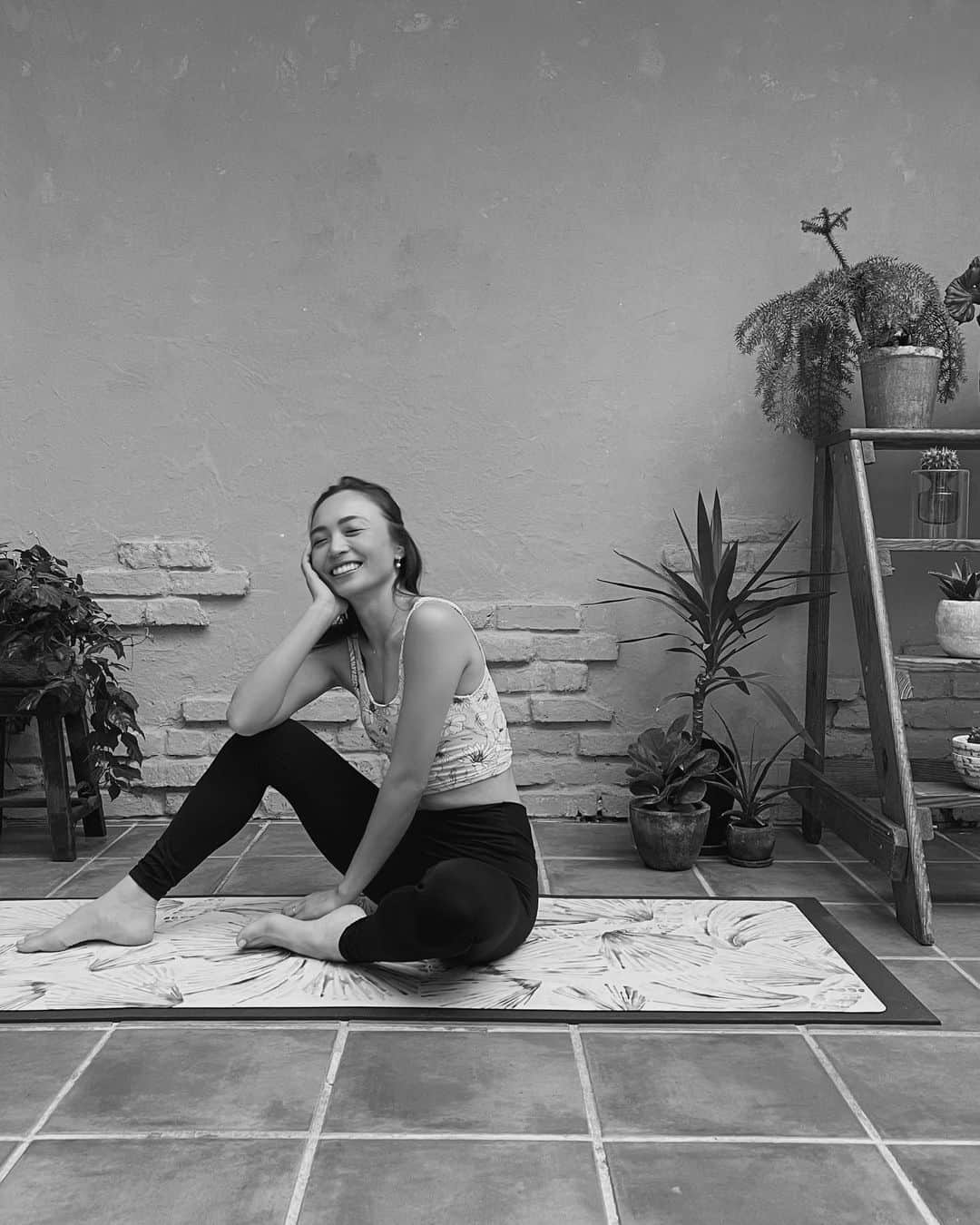 のインスタグラム：「𓂃 𓈒𓏸𑁍‬ お待たせしました！！  akanesyoga復活です。  約4ヶ月ぶりの更新になります🙇‍♂️✨  これからは週一ペースで、毎週金曜17時に更新されるので是非受けてみてください🧘‍♀️  今回配信されたヨガは  「産後一ヶ月からできる、骨盤矯正ヨガ」です⇩  産後の開いた骨盤の歪みを整えて骨盤をリセット！！  ※帝王切開の方はまずは傷口の回復を優先し、主治医に相談してから２〜３ヶ月以降に始めるようにしてください。  このクラスは、妊娠、出産で開いた骨盤周りを整えていきます🤱  その他にも、赤ちゃんの抱っこや授乳による腰痛や首、肩こりを解消し、ホルモンバランスを安定させ、自律神経を整えるクラスになります🧘‍♀️   産後1ヶ月目からは、体力や筋力の回復を促す軽い運動や姿勢を改善をするストレッチ等がオススメです!!  また、出産で緩んだ骨盤靭帯が固まってくる時期でもあるので骨盤靭帯が緩んでいる今が骨盤を矯正するチャンスでもあります✨   骨盤の歪みを整えて、産後の体力低下・腰痛・尿漏れ・体型の崩れなどの不調を改善していきましょう☺️    妊娠出産は身体の不調やホルモンバランスの乱れで、心も不安定になりがちです。  産後ヨガを行うことで身体の不調が軽減するとともに、育児ストレスの解消や産後うつの予防にもつながります。   終わった後は身体だけではなく脳への血流が促進され頭もスッキリし、疲労回復した状態になります。  心が落ち着き精神が安定するかもしれません。♡  初めてヨガを受ける方は最初ポーズをとるのが難しいかもしれませんので、ご自身のペースでゆったり行ってみてください🍃  #yoga#relaxtime#akanesyoga#yoga #骨盤矯正#自律神経を整える#ヨガ#産後骨盤矯正」