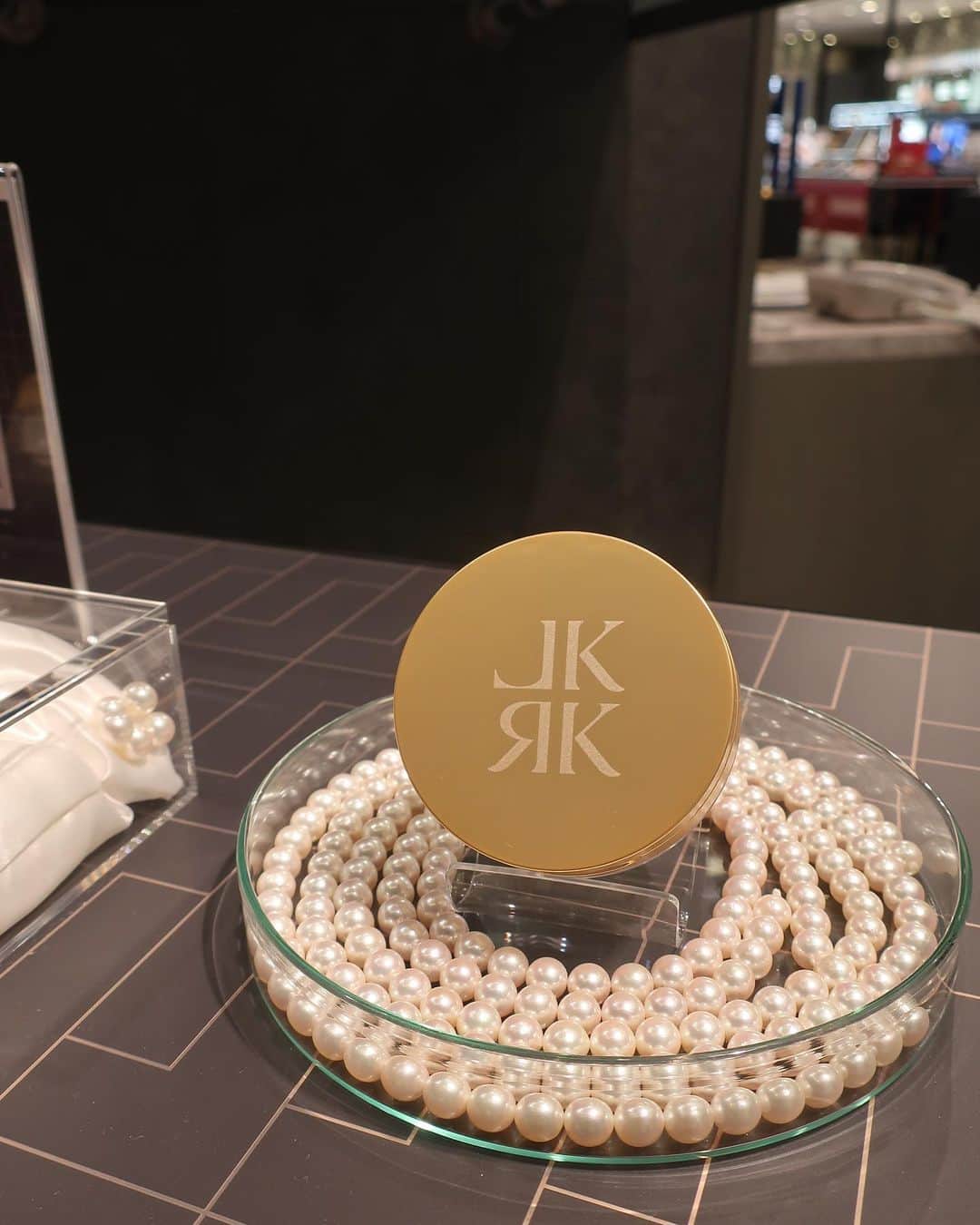 ImotoEtsuyo さんのインスタグラム写真 - (ImotoEtsuyo Instagram)「本日まで開催！最終日。 渋谷スクランブルスクエア ６階 レカルカポップアップにお邪魔しました。  連日、大盛況だそうで 完売してしまう事もあるみたい。  私の今回のお目当ては、 伊勢志摩の IFJジュエリー山際社長の最高級の 食用真珠粉を使ったという イルミネイトパウダー✨  『EGFパールスキン プラセンタペプチドパウダー』  敏感肌の私も マスクの下にも安心して つけられるお粉で モイストシャインミストと 医療グレードEGFと 胎盤幹細胞培養液100%原液を　 パウダーに処方！ こちらレカルカの独占成分で世界初だそう！  EGF原料に含まれる成分以外は、 全て天然由来で作られており、　 5つの無添加（鉱物油、紫外線吸収剤、合成着色料、合成香料、シリコン）に拘った お肌に優しいパウダー✨  渋谷スクランブルスクエア POP-UP STORE 11月4日〜11月10日（水） いよいよ本日最終日 ・ 同じ事務所の大先輩！ 美香さんの巨大ポスターの前で。  @lekarkacosme  @lekarkamama  #レカルカ  #レカルカコスメ #美香さん #イルミネイトパウダー #渋谷スクランブルスクエア #shibuya  #beauty  #skincare  #美容 #美肌 #素肌  #スキンケア #綺麗な  #肌」11月9日 7時40分 - bisuhada