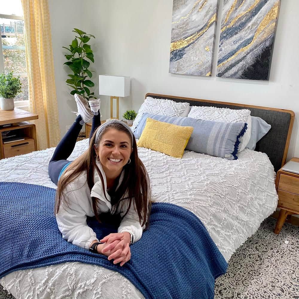 のインスタグラム：「I wrote a story about my bed. I made it myself 😜 #GiveAway  Loving my newly furnished room by @castleryus So much so, that i am doing a Giveaway for this bedroom set, which includes the SEB bed frame and 2 SEB side tables 😊 #atHomeWithCastlery    How to Enter the Giveaway: Step 1: Follow @CastleryUS Step 2: Comment on this post and tell me why you would love to win the Seb Bed + 2 Seb Nightstands, and tag 5 friends in your comment! Step 3: Repost this image (of the product) on your IG feed or stories, and tag @CastleryUS in the caption or stories link  Giveaway ends 11 Nov, 11.59pm. Castlery will select and announce the winner on their Instagram.」