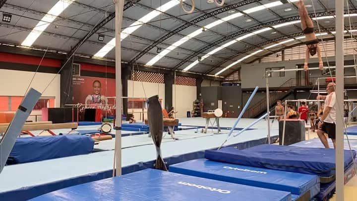 ジャジ・バルボサのインスタグラム：「#keepmoving ❤️🖤  @flaginastica  @timeflamengo  @cbginastica」