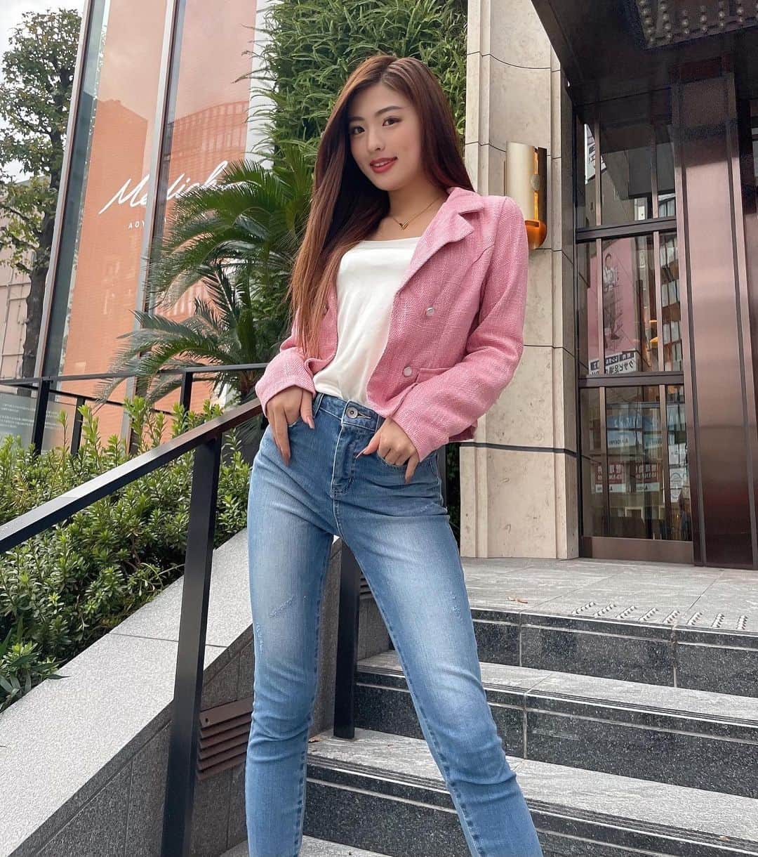 MIYABIのインスタグラム：「おはよう御座います💕  ミヤビはスカート派だから、たまにデニム履くと反響あって嬉しいなぁ👖✨  今日も頑張っていきましょうねっ☺️  素敵な1日を💜💜💜」