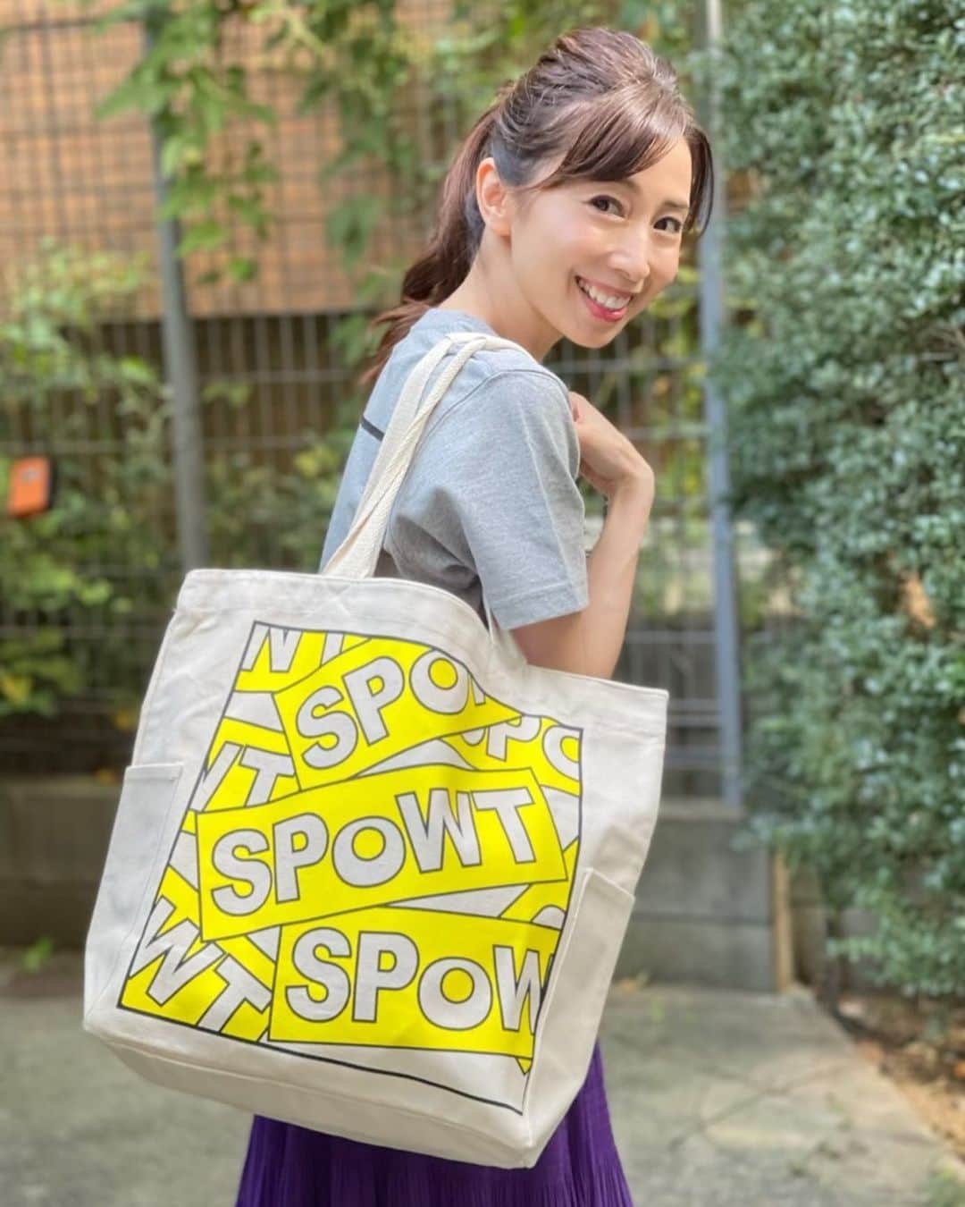 中野公美子のインスタグラム：「@spowt2018 さんのモデルをさせていただきました😊 先日投稿したキャンバスバックの色違いでイエローもあるよ✨ 生地がとってもしっかりしていて、 荷物が沢山入るから使いやすい！  #キャンバストート #バック #イエロー #spowt #モデル #アラフォー」