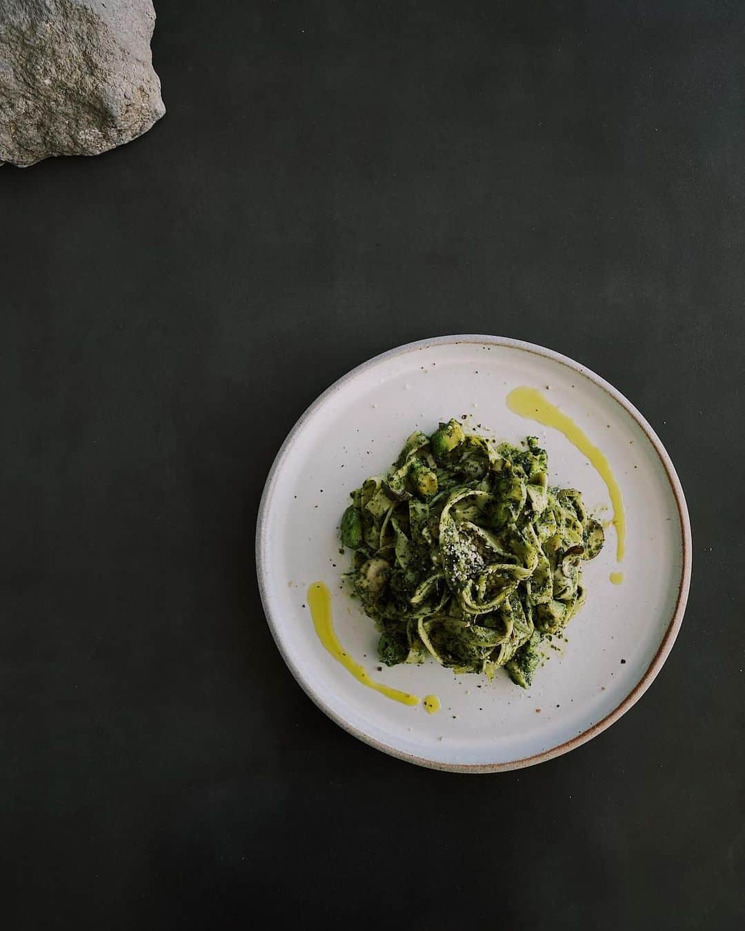 ローラさんのインスタグラム写真 - (ローラInstagram)「Made some vegan genovése pasta 🤍🌱Oishiiiii😋  ひっさっしっぶり〜❕さいきんは、お引っ越しをしたりお勉強をしたり、ばたばたわくわくしてたよ〜❕  またいろいろアップデートするね〜♪  そしてっ❕きょうは、だいすきな、だいすきなジェネベーゼパスタを作ったよ〜❕  小麦粉アレルギーもあるからグルテンフリーのパスタを使ったの！　中には、全部オーガニックのマッシュルーム、オニオン、ニンニク、アボカド、Veganバジルソース、ヘンプシードが入っているよ〜❕  味は、、おいしかった🙈🌱  じゃぁ、今週も1週間わくわくをいっぱい感じながらすごそうね〜❕❕」11月9日 9時56分 - rolaofficial