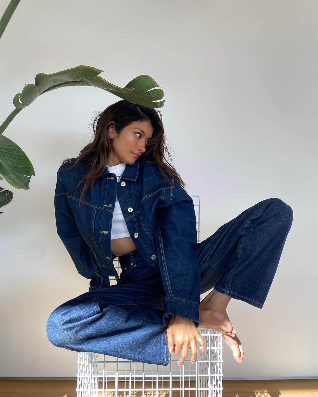 ローラさんのインスタグラム写真 - (ローラInstagram)「Plants + Denim + Sustainable + Love aaaand Sneeezeee🤍🌱🦋」11月9日 11時06分 - rolaofficial