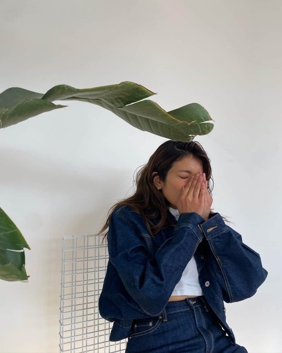 ローラさんのインスタグラム写真 - (ローラInstagram)「Plants + Denim + Sustainable + Love aaaand Sneeezeee🤍🌱🦋」11月9日 11時06分 - rolaofficial