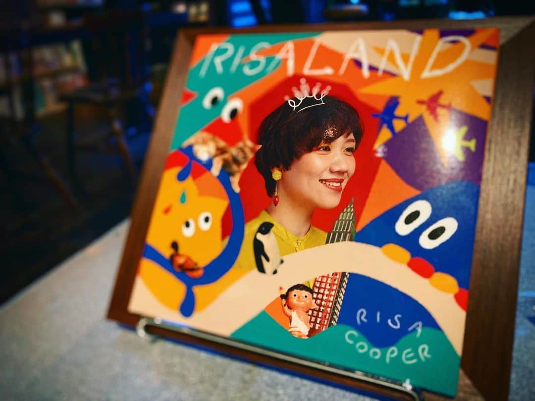 タニザワトモフミのインスタグラム：「RISA COOPER 1st Full Album "RISA LAND” 2021.11.10 RELEASE  1曲目の"BE ALRIGHT"、作詞作曲編曲で参加してます。 明日リリース！ ↓詳しくはこちら↓ RISA COOPER ( @risarisapurdie )  楽曲解説、HP用に書いたやつ貼っときます。 よければ読んでみてください〜。 _____________________ 【BE ALRIGHT】  作詞·作曲 : 谷澤智文 Arranged by 谷澤智文 Drums, Wood Block, Vocals : RISA COOPER Guitars, Bass, Surdo, Chorus : 谷澤智文 Tambourine : 朝倉真司  「BE ALRIGHT」は、コロナ禍の今こそ”女王”Risa Cooperが歌うべき、という想いからつくった曲。  Risa Cooperにはいろんな側面がある。 歌うときには結構乙女な部分が見えたりもする。 しかし、付き合いが長い人間にはわかるだろうが、酔っ払ったRisa Cooperは姉御肌なのだ。 もっと言えば女王だし、女帝だ。 ただし、「とても愛にあふれている」。そういう人だ。 僕がRisa Cooper女王に歌わせたかったのは、そんな愛の歌だった。 もちろんラブソングではなく。  「タニーの曲は多分誰とも混ざらないから、1曲めにするつもり。」 女王は曲ができる前からこのように、あらかじめ「攻めた曲をつくれ」と僕に命じていた。 攻めた曲になったかはわからないが、ただ僕にとっては、最高にRisa Cooper女王らしい曲ができたなあと満足している。  イントロでギターリフの奥から突如現れる野性的なビートは、1歳の息子がオムツケースを叩きまくっている時に聞こえてきたもの。 締切ギリギリになっても音沙汰なしの僕にしびれを切らした女王が、東京から生霊を飛ばし、息子に憑依したのだろうと思う。 そして、あれよあれよとメロディができ、歌詞ができた。おかげで締切にも間に合った。  レコーディングは、岐阜県は飛騨高山のはずれで僕と妻が営む喫茶雑貨店「閃き堂」にて行われた。 変拍子にまみれ、BPM変動にまみれたこの曲を、流石の名ドラマーRisa Cooperはバッチリかましてくれた。  女王側近(召使い？)のはまちゅんも、わざわざ高速バスに乗ってやってきてくれて、夜は当然宴会。 (ご時世柄もあるので念の為書いておくが、ふたりともわざわざPCR検査済みで来てくれていた) 双子の娘達も「りっちゃんりっちゃん」と懐き、ドラムを叩かせてもらったり絵本を読んでもらったりで大盛り上がり。  ここで豆知識。Risa Cooperはドラムも上手いが、絵本を読むのも超絶に上手い。 それぞれのキャラクターごとに声色を使いかえるのはもちろん、演技力も素晴らしく、いつもの絵本の内容が違って聞こえたほど。 僕も絵本読みは上手いほうだと自負していたが、レベルの違いに舌を巻いた。  その後、興奮しすぎた子どもたちが、やっとのことで寝静まった真夜中。 録音した音を改めて聴きながら、ご満悦の様子の女王と側近を眺め、僕は「全ては女王の御心のままに…」と呟くのだった。  音楽家・閃き堂店主 谷澤智文 _____________________  #risacooper #risaland #谷澤智文」