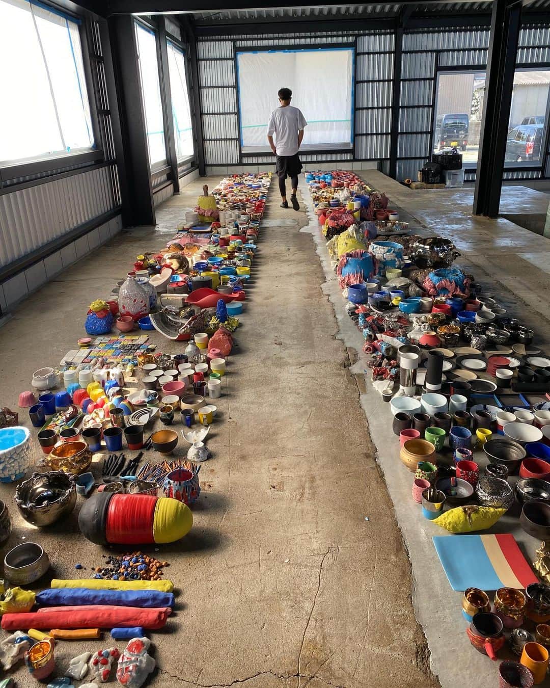 南果歩さんのインスタグラム写真 - (南果歩Instagram)「11月に入った頃　@takurokuwata  #桑田卓郎 さんのスタジオを訪ねました😊 可能性が生きてる‼️この清々しさ、温かさ、底知れなさ、凄い‼️‼️‼️ 心優しい宇宙人は、楽しく創作のことを語って下さいました😊 全てのお話が素晴らしかったので録画できなかったことを後悔💦そのあとすぐにGoPro買いに行ったのですよ‼️ 良いものはみんなに伝えたい😊😊😊 私の記憶の中に生き続ける日となりました🌈 ありがとう😊😊😊 あ、北陸行けなくて残念だったのが、作品がスタジオに戻ってきていて出会えました😊最高‼️‼️‼️  作品も自作ヒストリーコーナーも素敵でした‼️‼️‼️ #アート好きな人と繋がりたい  #陶芸 #アーティスト #南果歩アート散歩 #南果歩 #kahominami」11月9日 11時40分 - kaho_minami