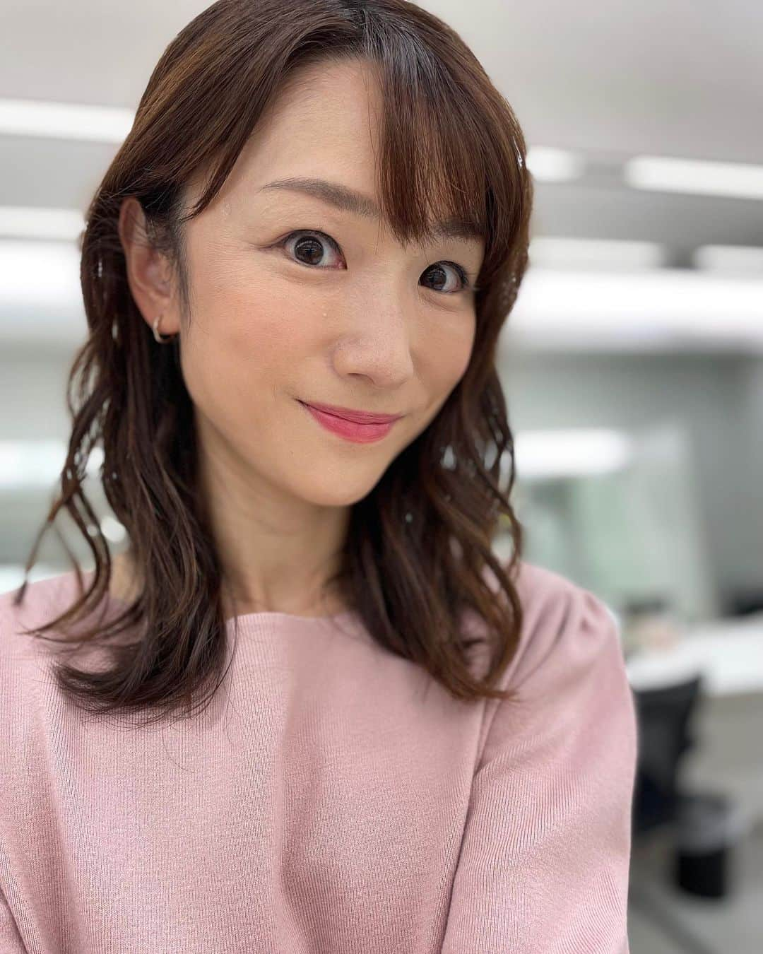 堂真理子さんのインスタグラム写真 - (堂真理子Instagram)「ピックアップニュースが終わり、メイク室にて💄 スタイリストさんが素敵なリングも用意してくれています💍本番中、フリップを取る時に少し写るので、良かったら見てみてください😊  放送中の「ワイド！スクランブル」、本日の衣装は  ☆ワンピース… #tonal ☆アクセサリー… #ete  でした👗✨ 明日のピックアップニュースは、後輩の #紀真耶 アナが担当予定です！ よろしくお願いします✨  ではまた木曜日に。  雨が降っていますね☔️お気を付け下さい。   #大下容子ワイドスクランブル #ワイドスクランブル #ニュース #テレビ朝日 #堂真理子 #アナウンサー #アナウンサー衣装 #番組衣装」11月9日 12時24分 - mariko_do